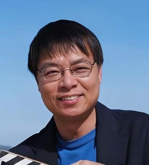 少林足球执行导演李力持。功夫女足执行导演马浴柯。（梁洛施男友）总导演都是周星