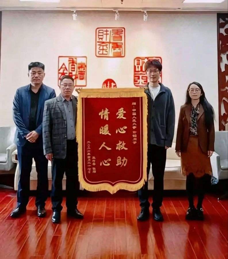 近日，北京两名大学生打车中途竟被司机“赶”下了车。正当人们准备声讨司机时，两个小