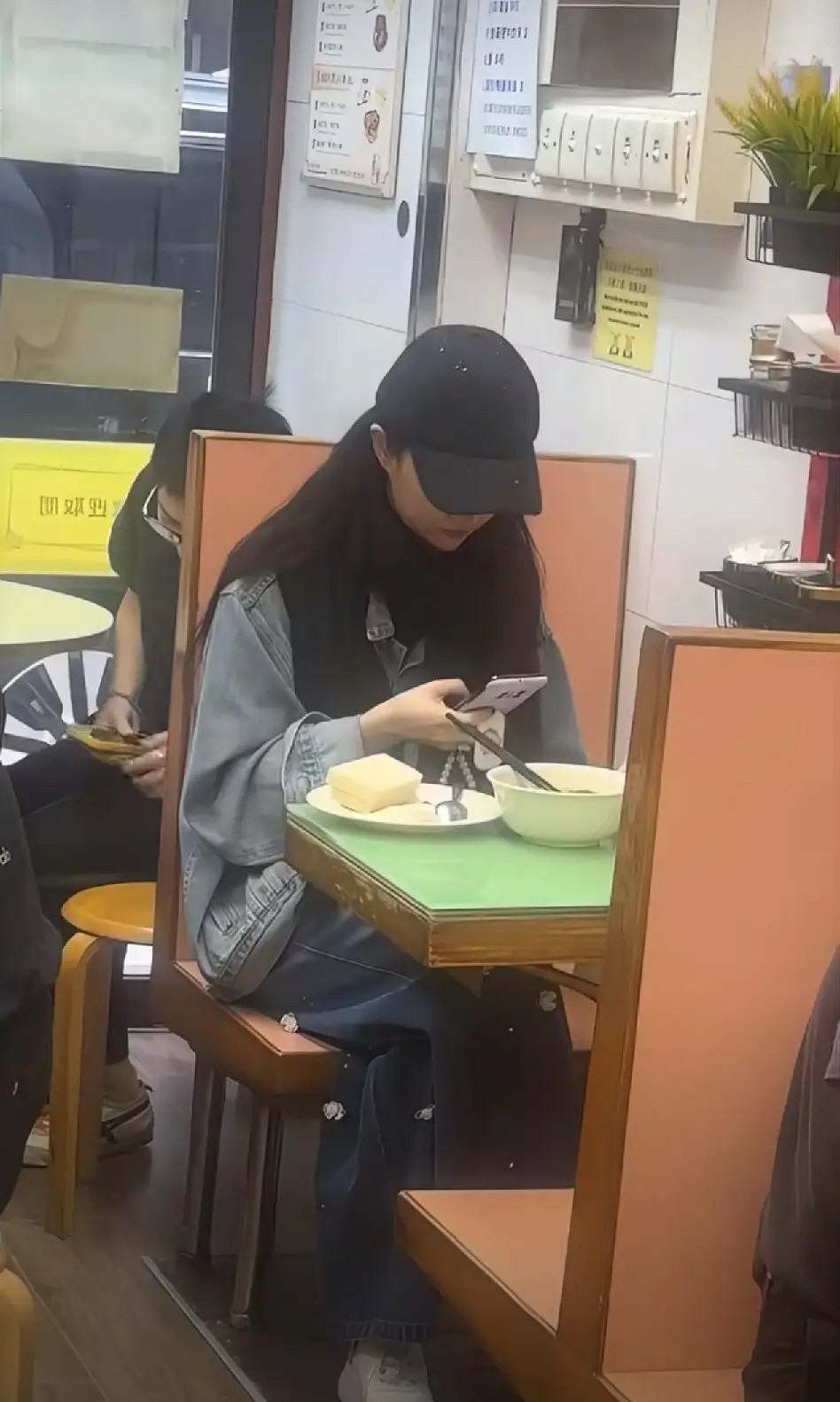 刘亦菲，引发热议！7月10日，刘亦菲引发关注，原因是网友曝光了一段视频，她一个眼