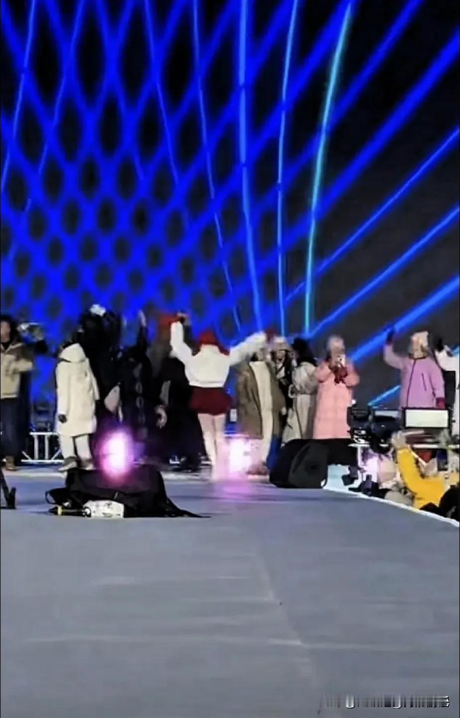 哈尔滨冰雪大世界梦想大舞台回归，冬日快乐这不就回来了嘛！零下20℃的哈尔滨，冰雪