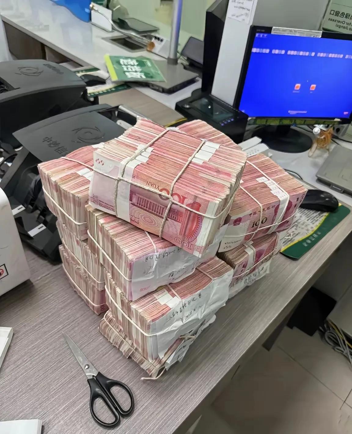 有存款的注意了，从今年开始，只要你银行有钱，别听银行一说取消大额存单，就慌着