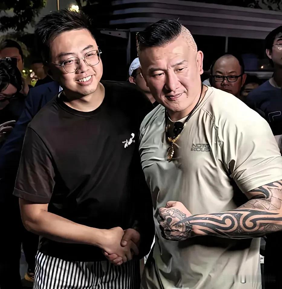 深圳直播间里那个让人意外变化的人，普通网友发现这事背后门道其实不难理解最近刷到