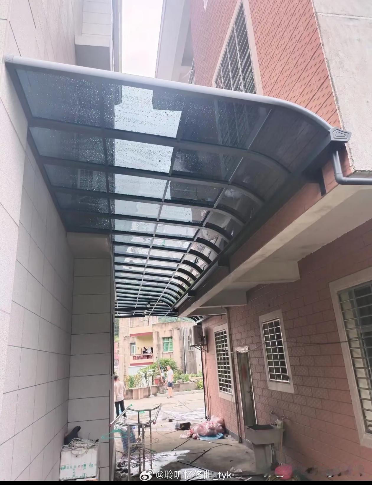 装这个雨棚，邻居是怎么同意的？