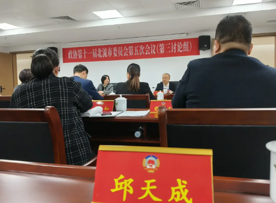 委员建议:宁愿教小学，不愿教高中。这是北流公立高中的尖锐矛盾问题，经了解公立高中