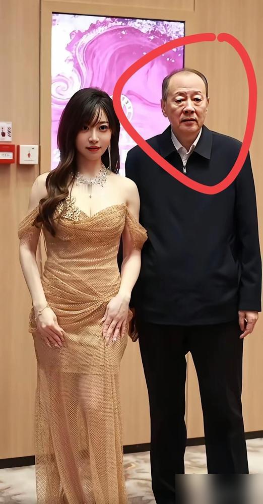 庆功宴上吻手背，背后环抱量腰，你以为嗑到真的了？别傻了，全是演给你看的。现场