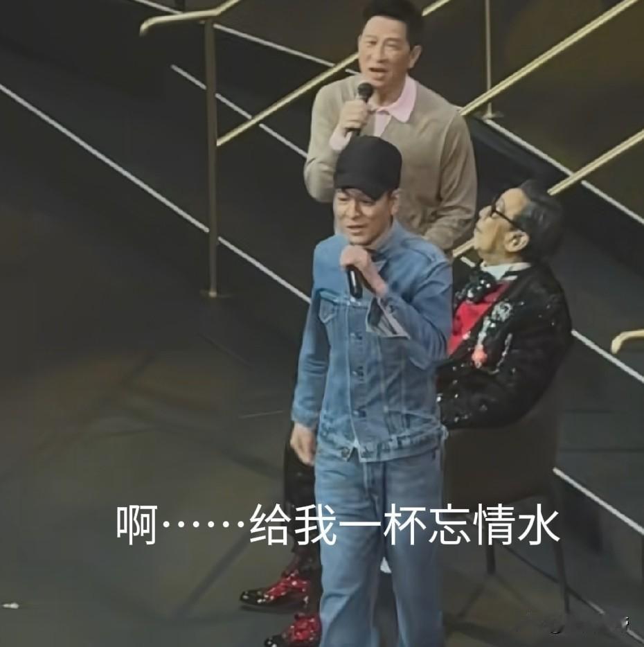 香港老演员95岁胡枫，近日，在红馆开演唱会，被众多网友评判！有人说，这老人应该是