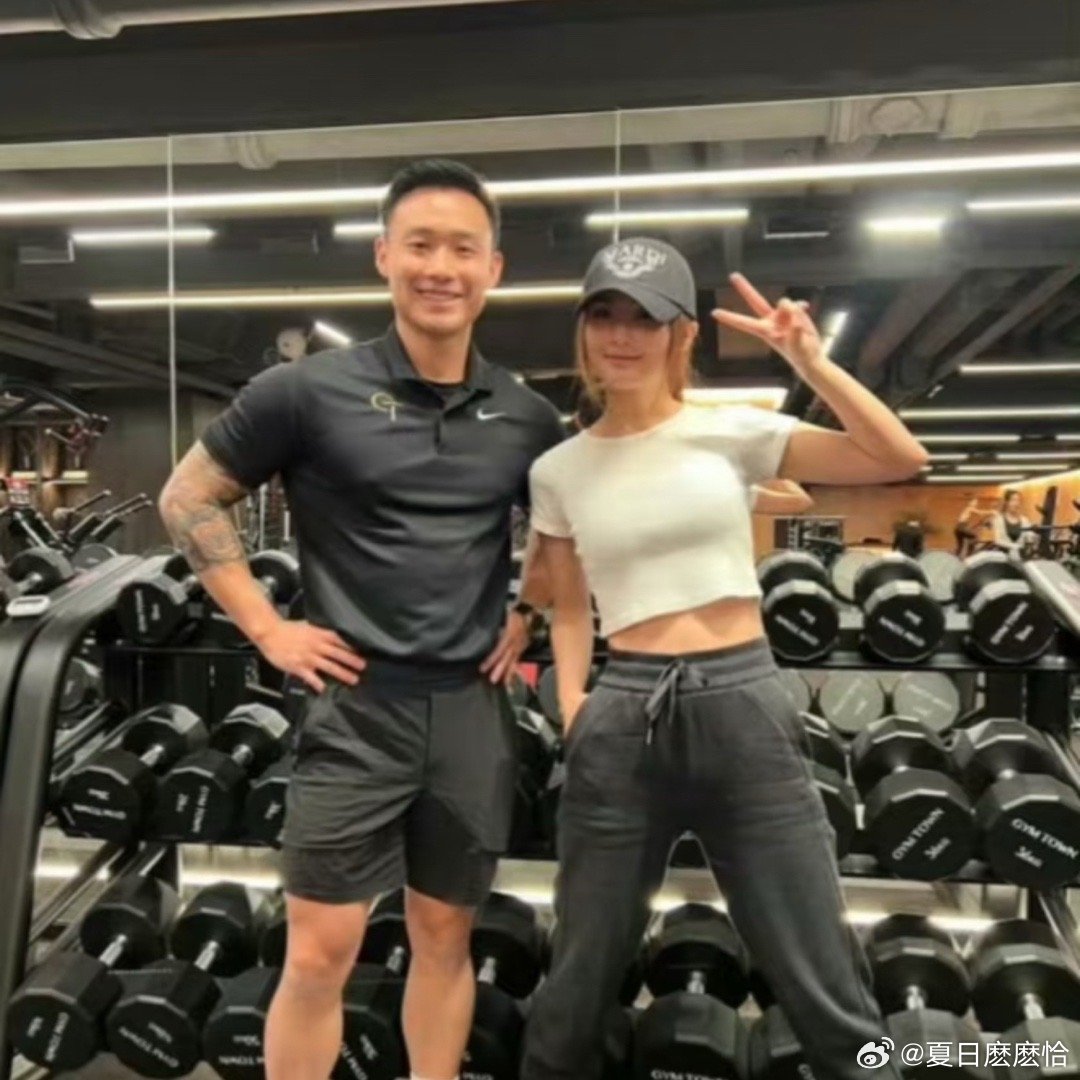 删掉“绯闻”二字，是43岁姐姐最甜的官宣！✨尖沙咀活动上，阿Sa面对镜头笑意藏