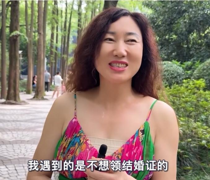 在上海人民公园遇到一个东北57岁的离异女子，她非常健谈，据了解，她是来相亲的，已