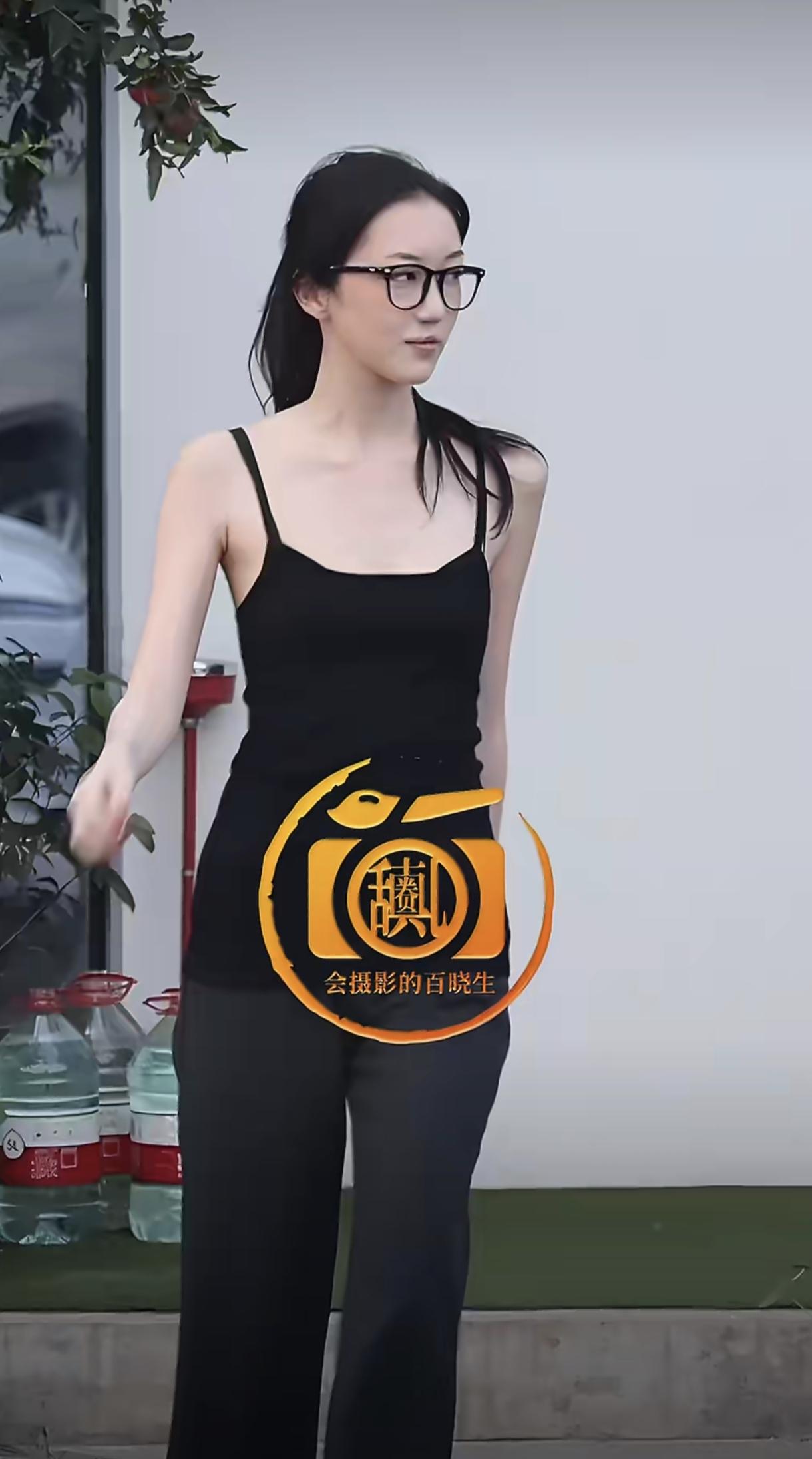 李嫣变漂亮，我不意外，她有亲妈王菲的神韵，我也不意外，让我意外的是，她太瘦了