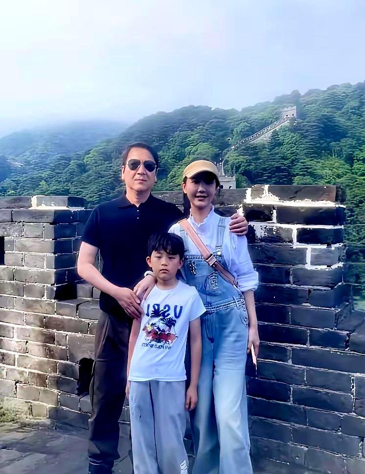 当他家孩子都长到能替家里买酱油时，评论区又开始催杨钰莹：你还等谁？分开29年，