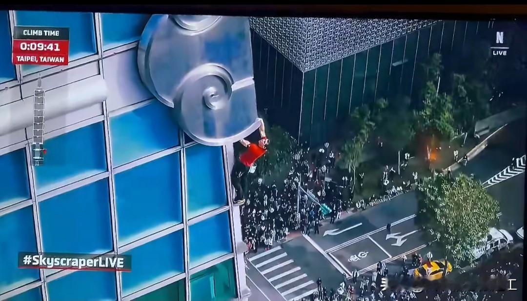 40岁美国攀岩家亚历克斯·霍诺尔德成功登顶中国台湾省台北101大楼。他