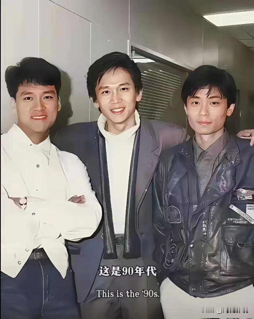 仔细一看，那时的周华健目若朗星，气宇不凡，真是一表人才呀！右边穿黑色皮夹克的是疏