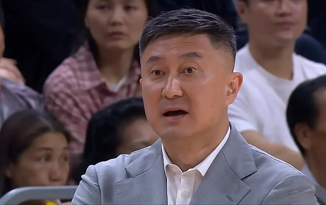 杜锋收到广东队球迷的3条建议！广东队本赛季的表现，可以说是冰火两重天，第一阶段的