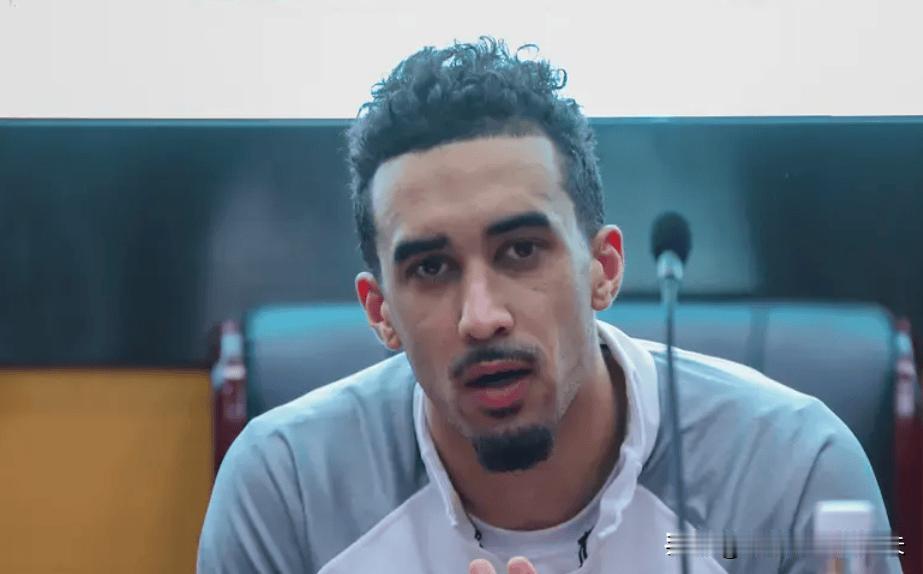 广东外援奎因看破不说破，杯赛输球后，外援奎因话里有话，点拨杜锋，他说：奎因：我们