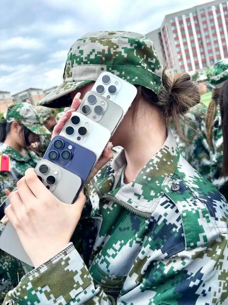 炸锅了！网传某高校大一女生军训，手机统一堆在草坪上，照片一眼扫过去，满屏全是苹果