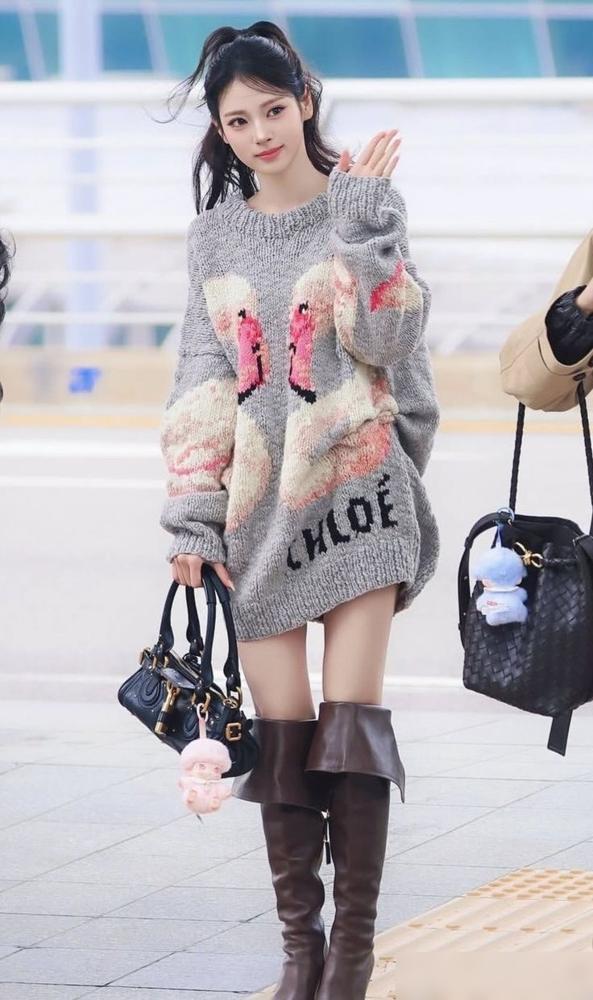 别再叫她“小周子瑜”了，这简直是侮辱。我告诉你，她根本不是练习生，是带着十年