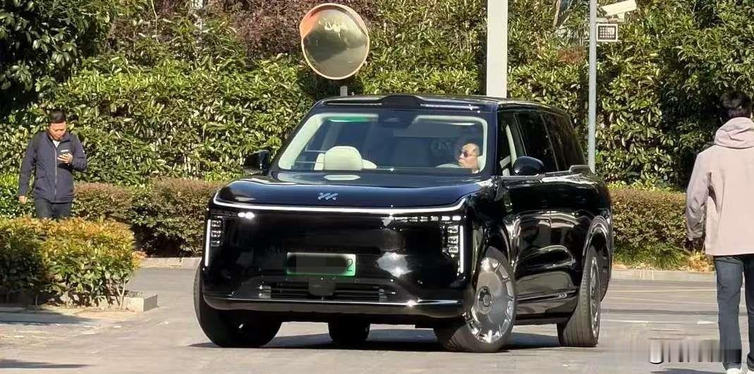 前几天，朋友圈被一组“违章式美学”的街拍图刷了屏——一辆黑色的智己LS9斜斜停在