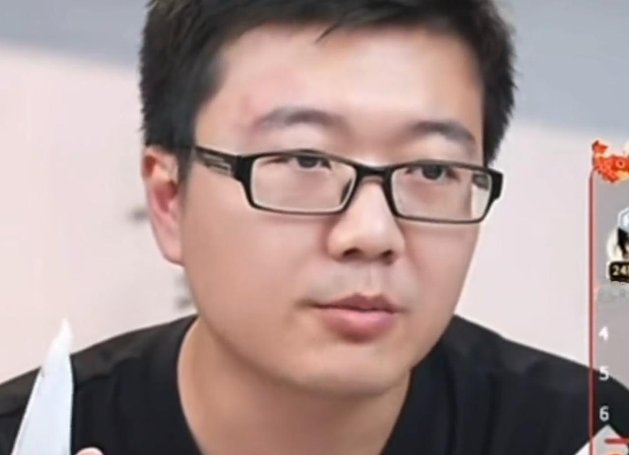 莱维居然夸向鹏和陈垣宇了，他说：向鹏能拿下西多伦科我意外，没想到的是陈垣宇打的这