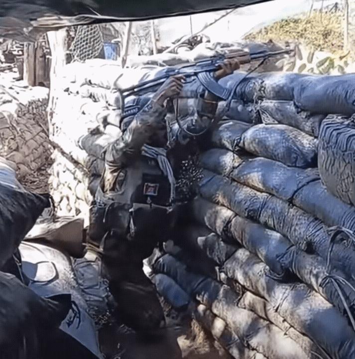 柬埔寨士兵在阵地上作战的画面！柬埔寨士兵朝着泰国方向信仰射击！战壕上面有一只鸡全