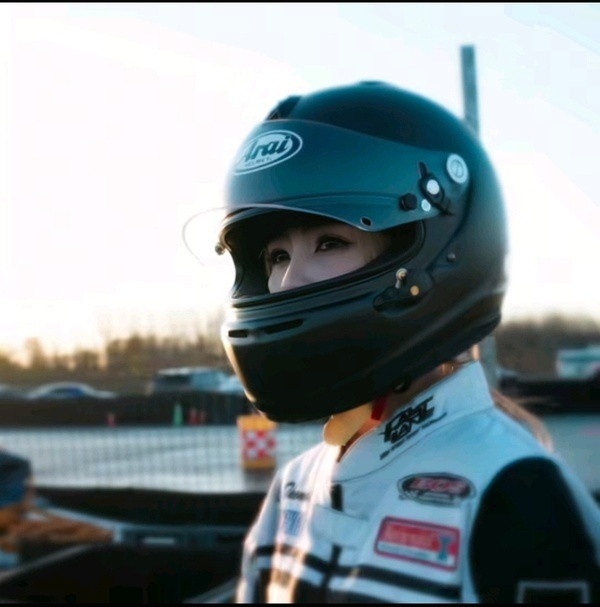 白鹿穿赛车服太帅了吧甚至还学会了开赛车！好棒👍🏻