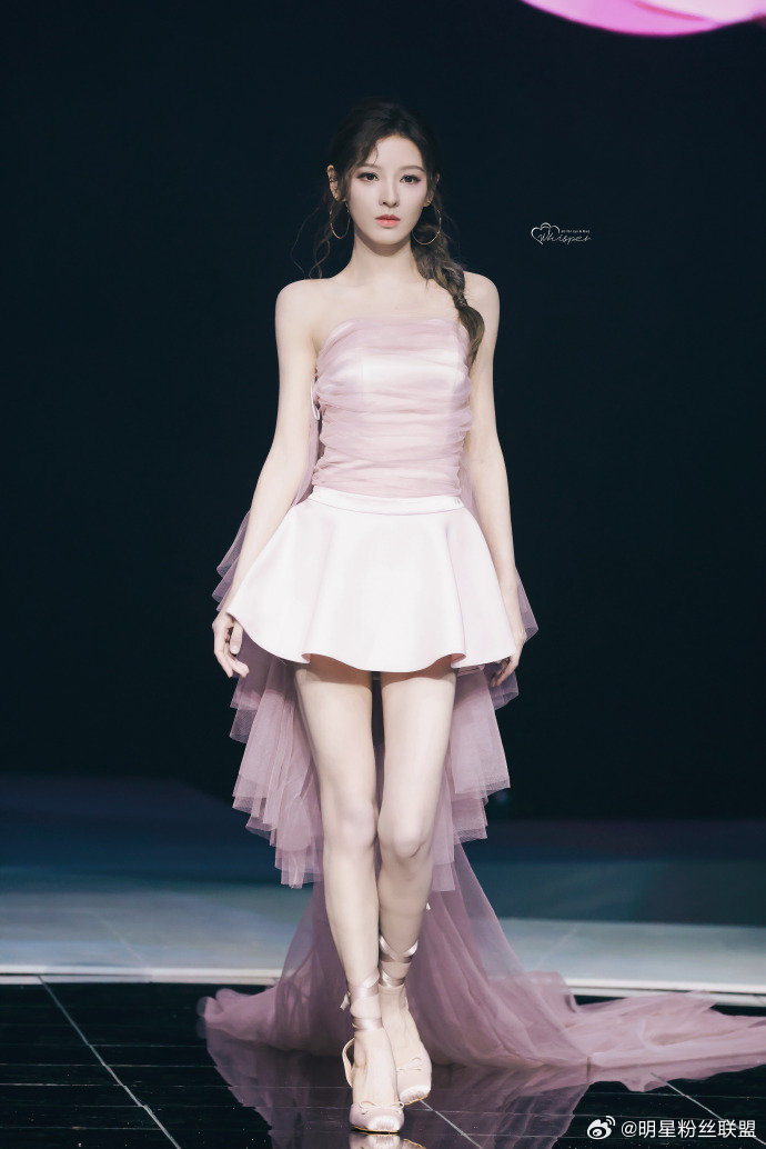 张予曦是花仙子本仙吧张予曦的压轴走秀造型真的太美了！蚕丝材质自带的飘逸感，结合