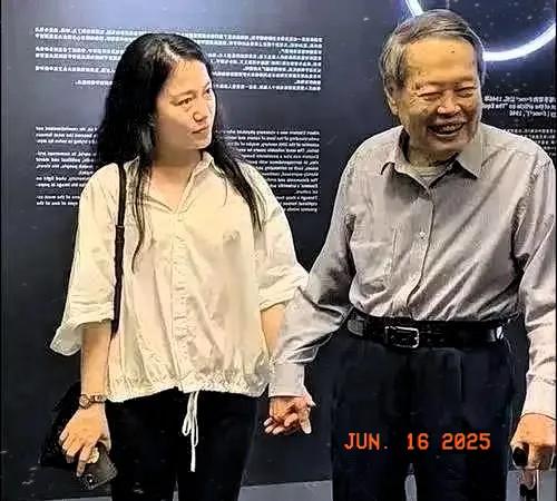 翁帆多次公开表示对与杨振宁的婚姻无怨无悔，且两人在精神层面高度契合。‌翁帆在