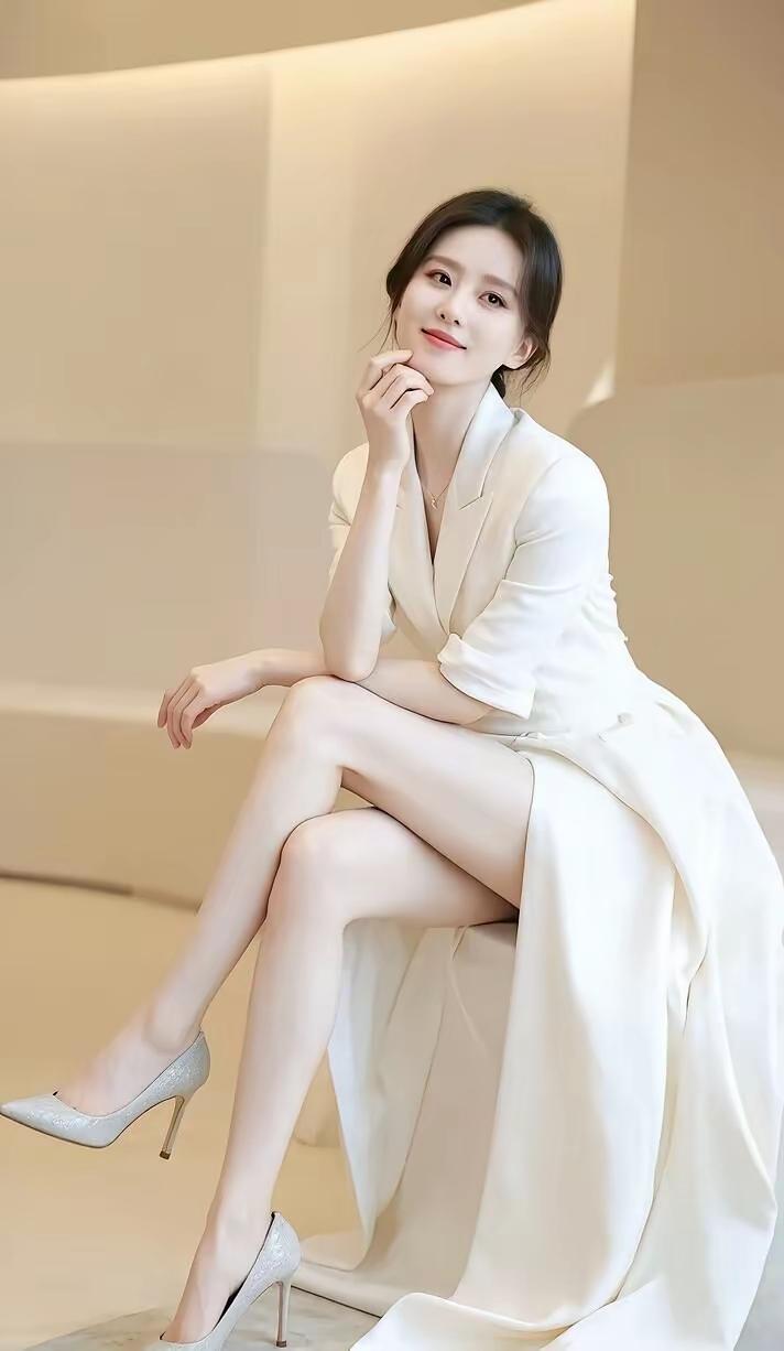 优雅白裙，气质女神，轻松自在，尽显魅力！