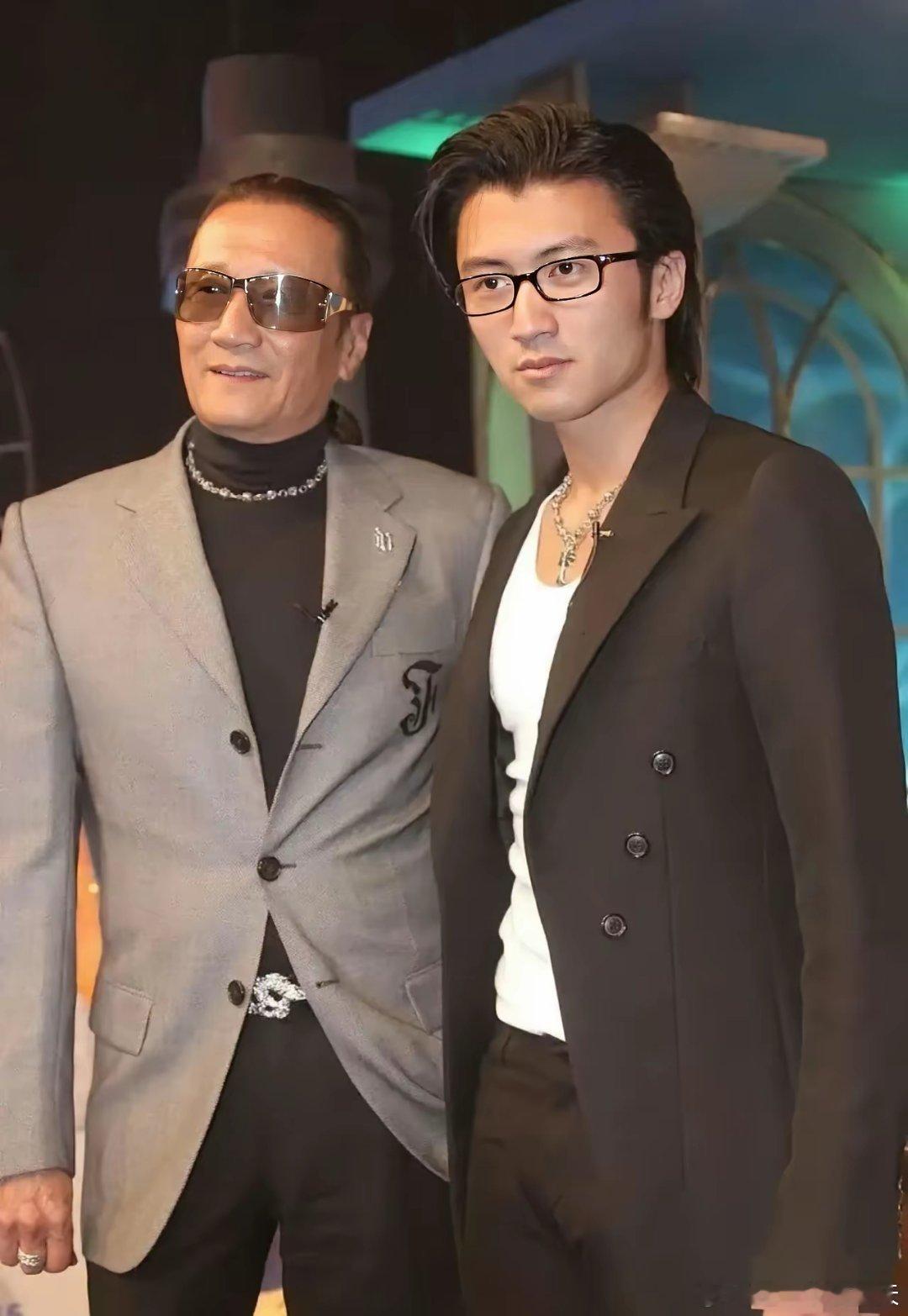 谢霆锋发讣告前，谢贤已经火葬了，兄妹俩给父亲办了告别礼，张柏芝的俩儿子也在……难