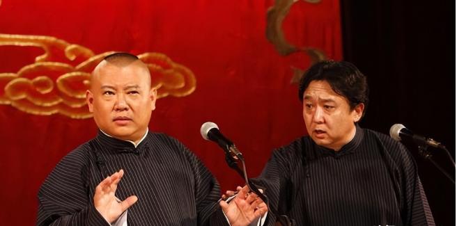 太敢说了！2008年郭德纲台上大胆爆料，暗讽北京某相声大佬，女儿当演员专靠攀附导