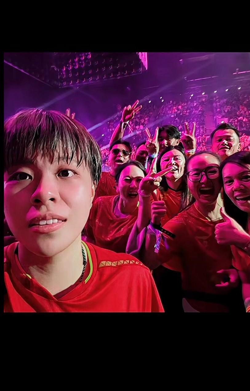 现场给加油的中国红一定特别自豪吧，我们中国队赢了，等了一晚上没睡，把我的心脏整