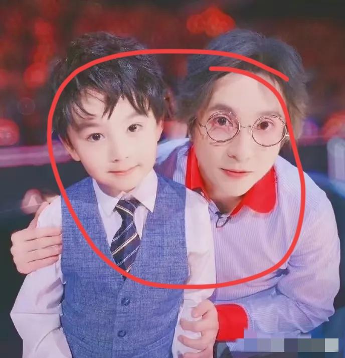 说实话，看到"小雪糕要是像妈妈多一点会更帅"这种话，我第一反应不是认同，而是——