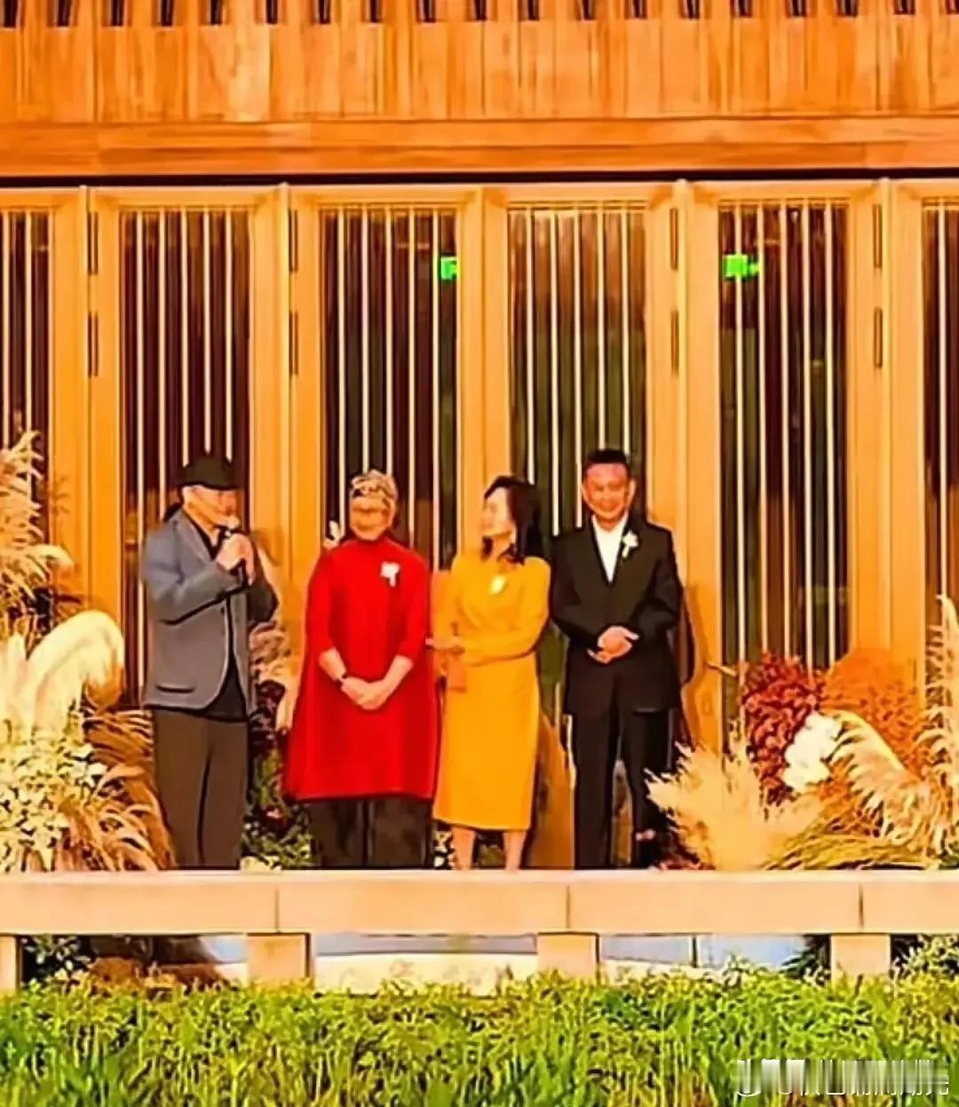 刘欢女儿去年才在重庆低调办婚礼，那时的他还好好的站在台上讲话，在婚礼席面上忙前忙