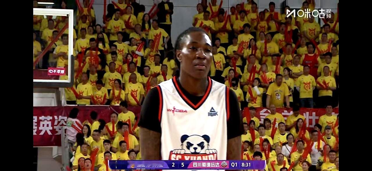 终场前那一下，回身出手，网袋一响，70:72。总决赛G2，四川女篮被张茹压哨带