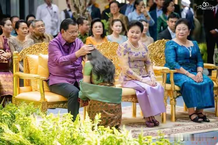 洪森摸摸这女子长卷发，又有一对男女拿起金盆往她头上淋水。一方水土养一方人，一个地
