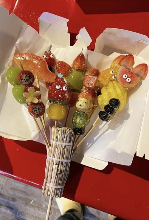 今年的糖葫芦，再也吃不出儿时的甜街角买了串糖葫芦，红果裹着亮闪闪的糖衣，