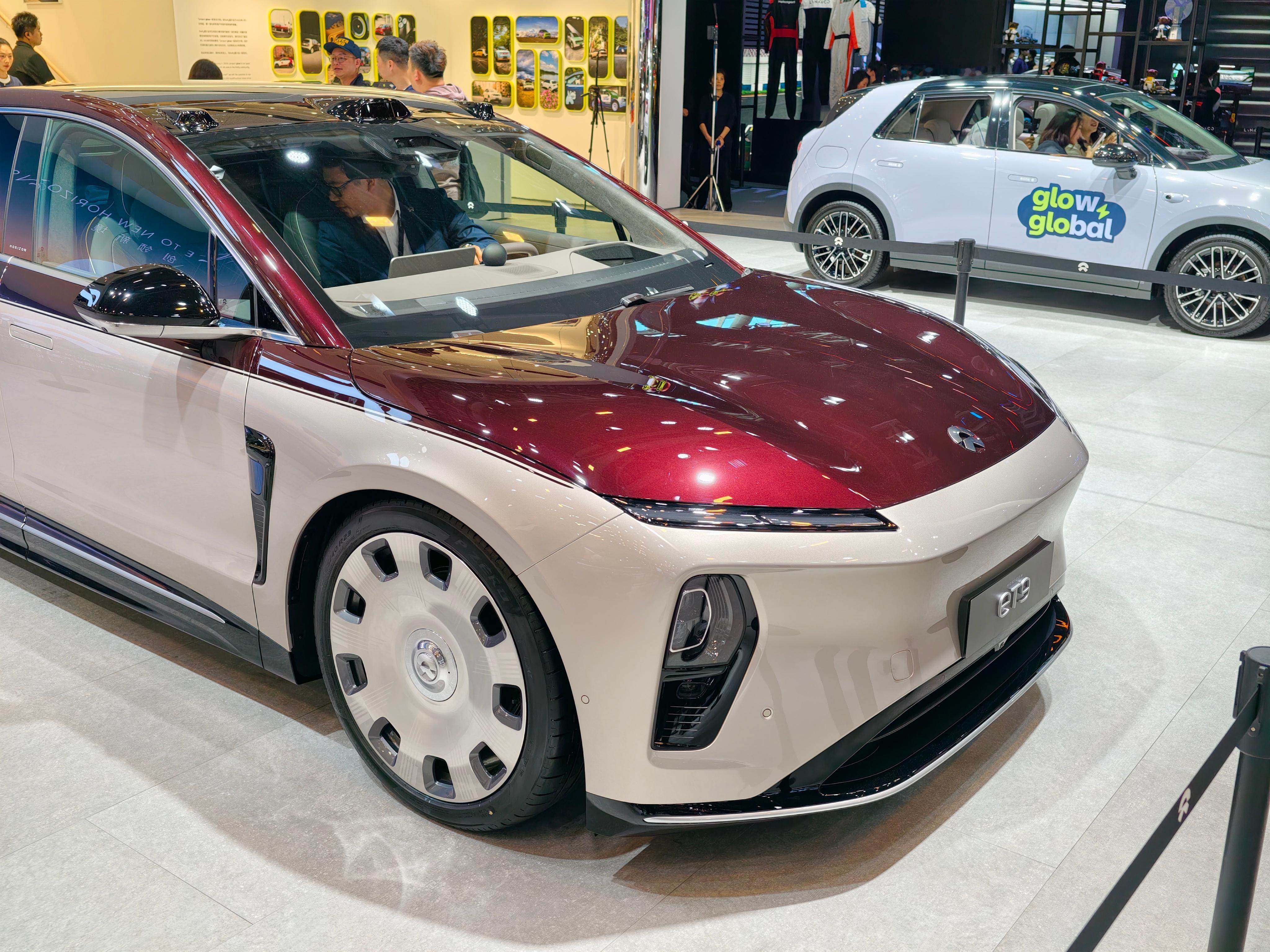 广州车展，蔚来发了两个ET9地平线新配色，日照金山和拂晓黎明。我个人觉得日照金山