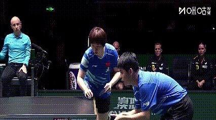 蒯曼这波操作直接把解说和队友都整不会了！现在网上吵翻了，有人说王楚钦那瞪眼睛