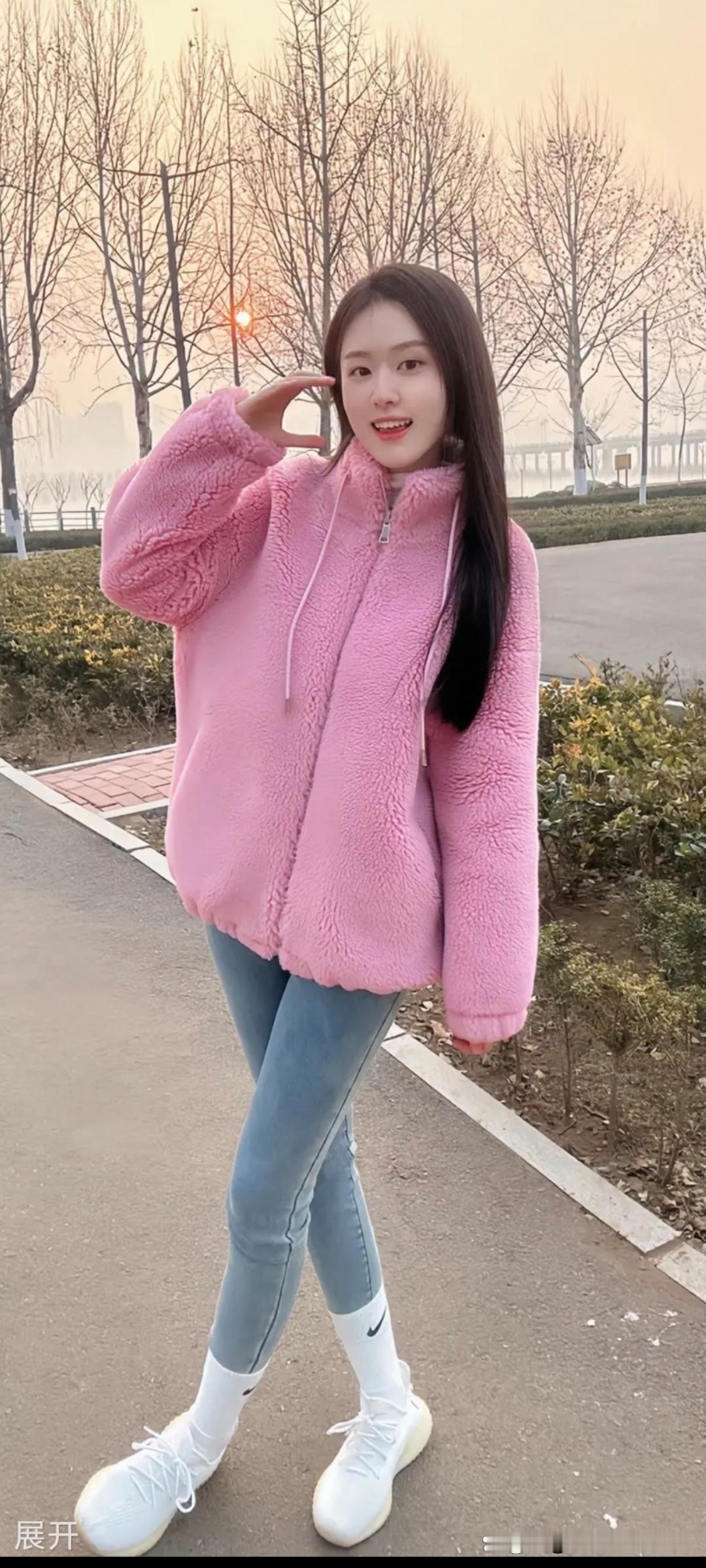 穿着粉色外套在公园里自拍，突然就想到王鸥。她穿着粉色外套带女儿逛朝阳公园的画面超