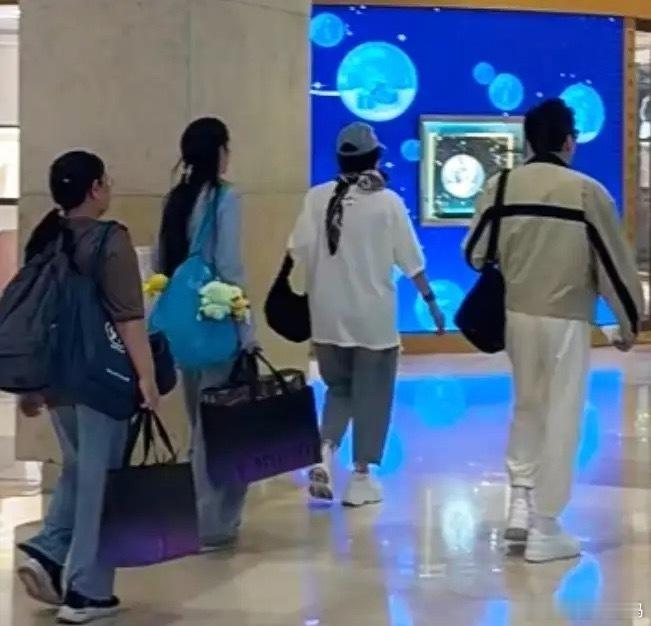 郭碧婷陪着公公婆婆去新加坡旅游，三口人在商场购物，向太向华强打扮好年轻，仪态不像