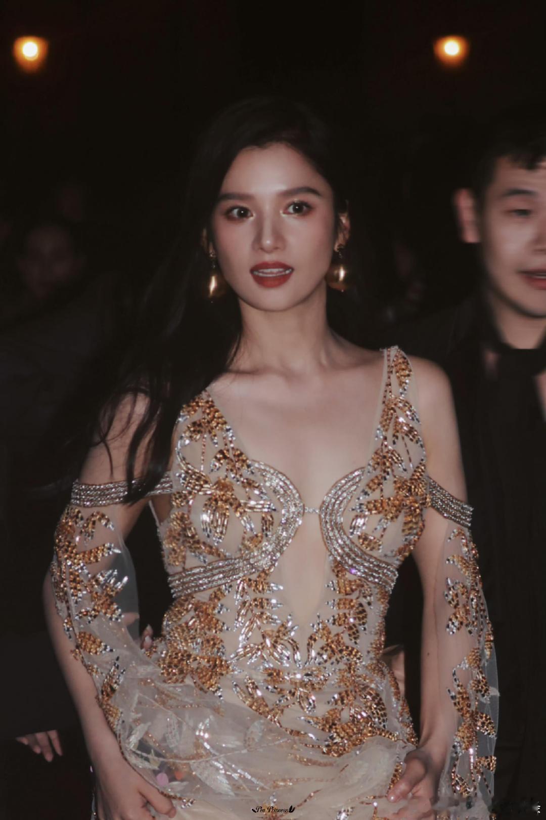 张婧仪张婧仪颜值身材好适配！圆润面庞满是鲜活感，高挑身姿自带优雅气场，