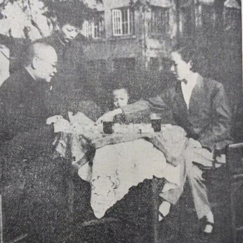 这不是剧照，而是“倒戈将军”吴化文，在50年代初和家人度假时的一张合影，镜头中的