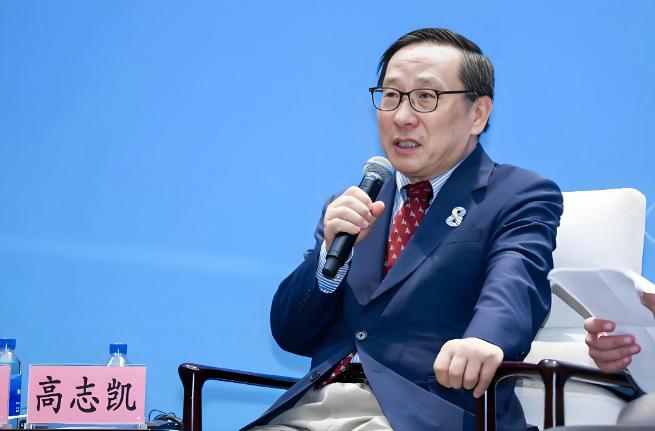 美国记者在国际论坛上得意洋洋地问：“如果台湾民众不想统一，中国还要强推吗？”话音