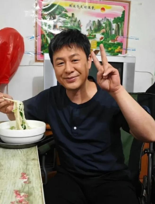 张颂文的婚姻现状给所有男人上了一课，那就是男人发达了，千万别急着换“糟糠之妻”。
