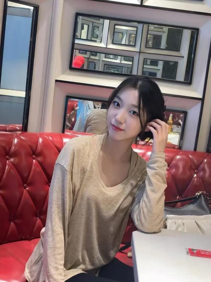 一个人，一月工资近8000，一月生活费500，一年差不多存10w。不会开