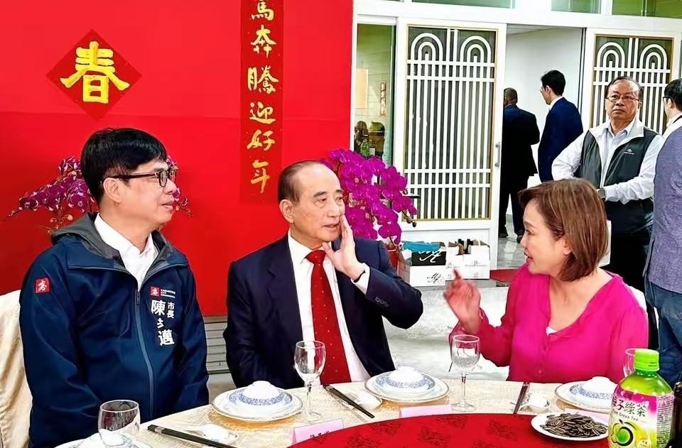 国民党地下王王金平，昨日摆春酒，又弄45桌，从政治人物露面来看，高雄在地的民进党