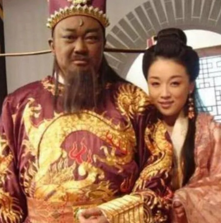 2017年,66岁的“包拯”金超群不幸患上脑瘤，在动手术前，他对妻子陈琪说:“如