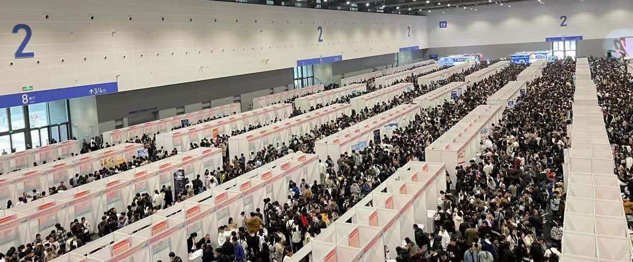 近十年我国研究生人数：1.2016年：198.11万2.2017年：2