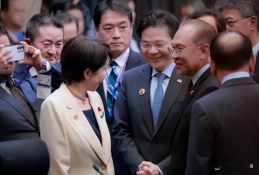 就这个坡县的总理，居然大放厥词，说什么咱们应该放下历史仇恨。他堂而皇之地表示东