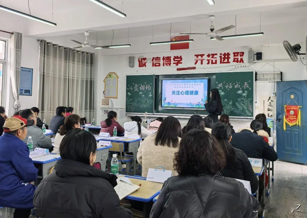 女儿班级有个家长奇怪的很，每天接送孩子都戴个眼镜戴个口罩，往那一站，玩手机，等着