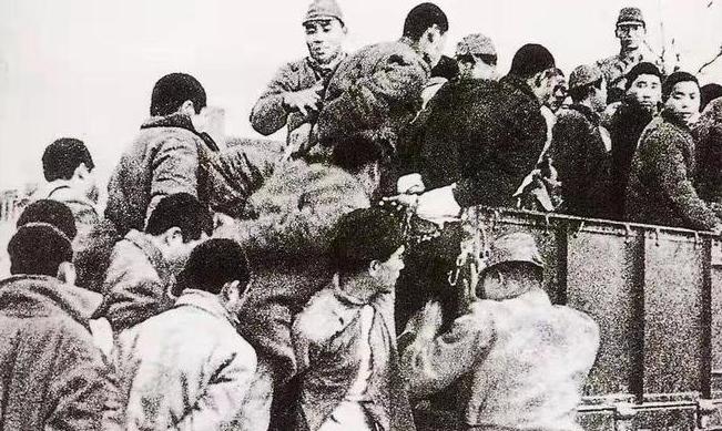 南京大屠杀，大家为什么不群起反抗？其实是有反抗的。但是拜托，日军又不是傻子，杀人